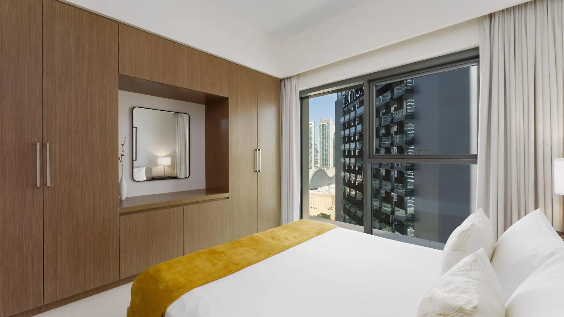 Apartamento Maison Privee - Elevated Living With Spectacular Burj Khalifa Views Dubái